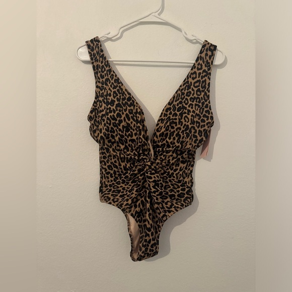 Victorias Secret Leopard One Piece Swimsuit V Neck Sexy Beach Size Medium NWT - Picture 1 of 9